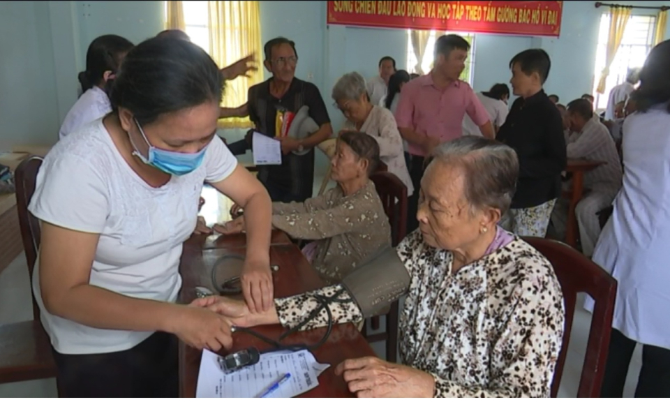 Mộc H&oacute;a: Kh&aacute;m bệnh, tặng qu&agrave; cho người ngh&egrave;o tại x&atilde; B&igrave;nh H&ograve;a T&acirc;y