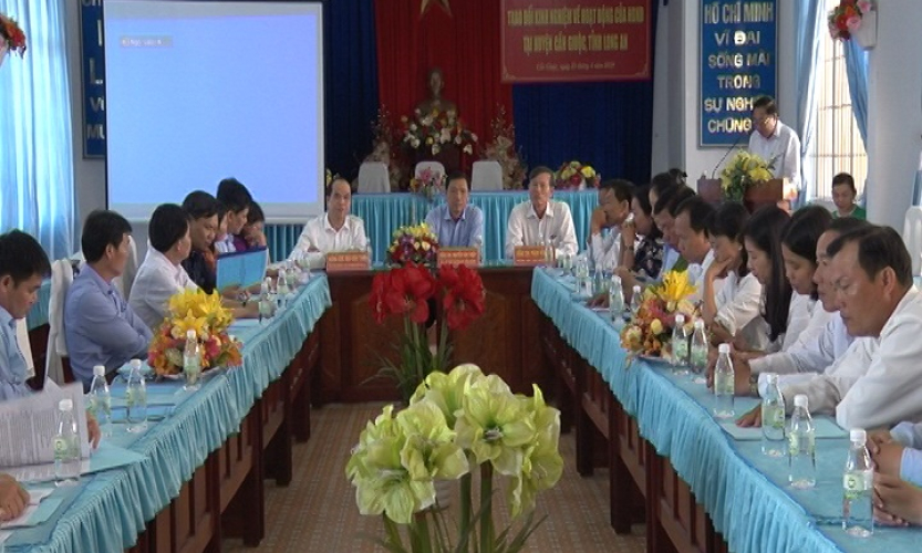 HĐND huyện T&acirc;n Lạc, tỉnh H&ograve;a B&igrave;nh trao đổi kinh nghiệm hoạt động HĐND huyện Cần Giuộc