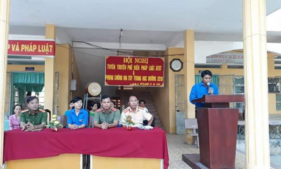 Đức Huệ: Tuy&ecirc;n truyền ph&aacute;p luật an to&agrave;n giao th&ocirc;ng v&agrave; ph&ograve;ng chống ma t&uacute;y trong học đường