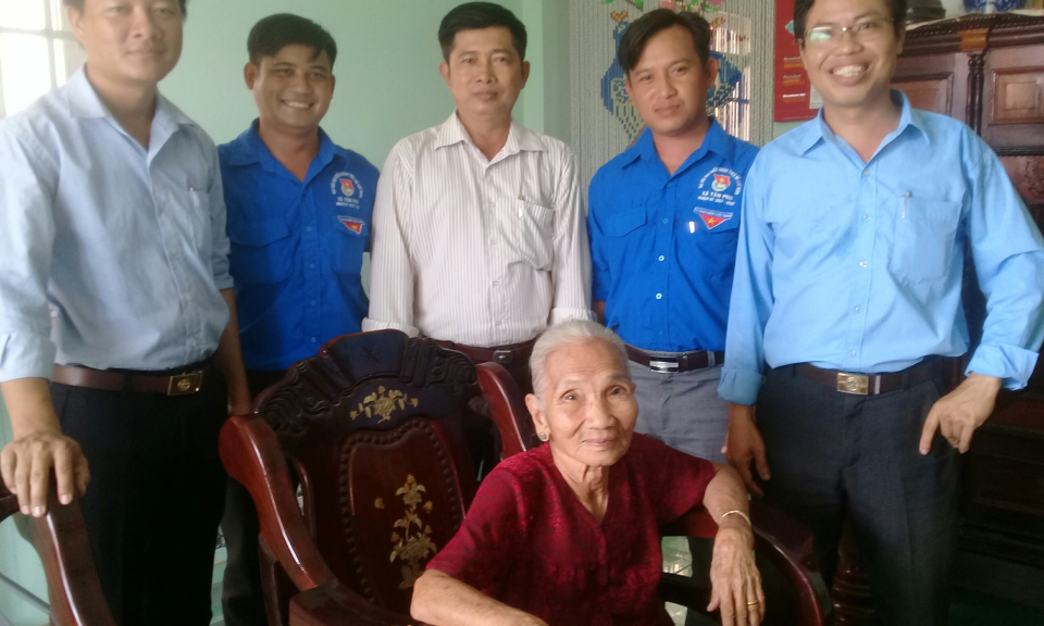 Đức H&ograve;a: Đo&agrave;n thanh ni&ecirc;n thăm tặng qu&agrave; mẹ VNAH