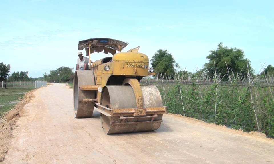 Đức Ho&agrave;: Ph&aacute;t triển, x&acirc;y dựng n&ocirc;ng th&ocirc;n mới