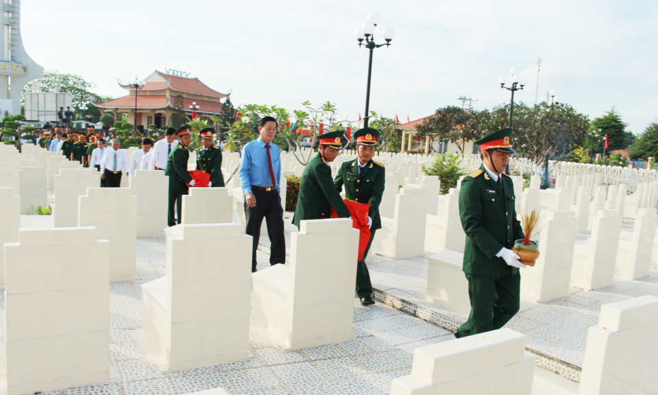 Cần Đước: Tổ chức lễ truy điệu v&agrave; an t&aacute;ng h&agrave;i cốt 2 liệt sỹ