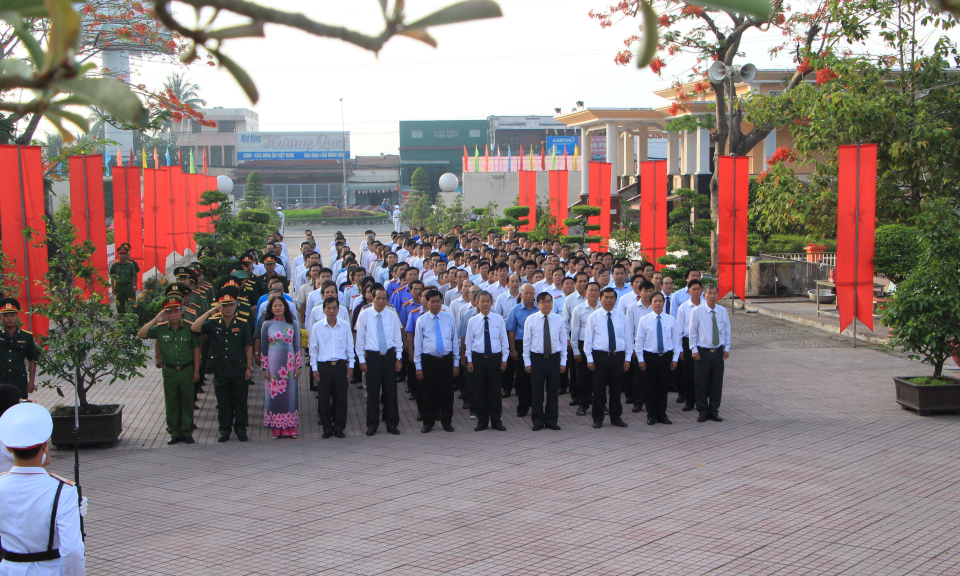 Đo&agrave;n đại biểu Long An viếng Nghĩa trang liệt sĩ tỉnh