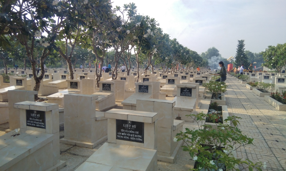 Đức Huệ, T&acirc;n Hưng: Viếng nghĩa liệt sĩ nh&acirc;n dịp lễ 30/4