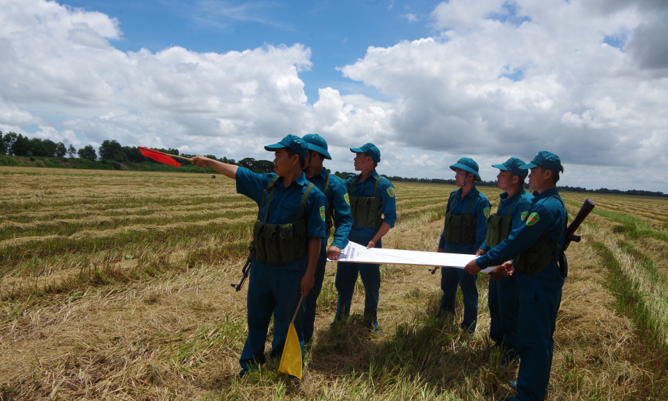 G&oacute;p sức x&acirc;y chốt giữ bi&ecirc;n cương