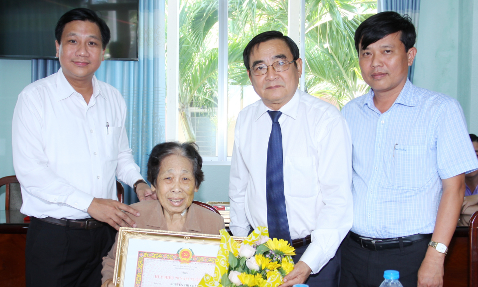 Ph&oacute; b&iacute; thư thường trực Tỉnh ủy Đỗ Hữu L&acirc;m trao huy hi&ecirc;̣u 40, 50, 55 v&agrave; 70 năm tu&ocirc;̉i Đảng