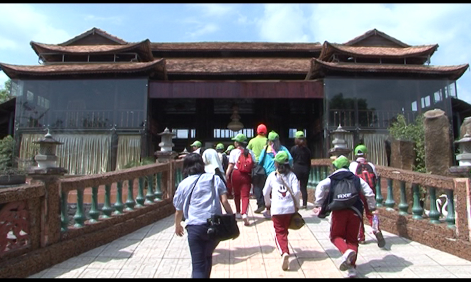 LA đ&oacute;n khoảng 15 ng&agrave;n lượt kh&aacute;ch trong dịp nghỉ Lễ 30/4 v&agrave; 1/5.