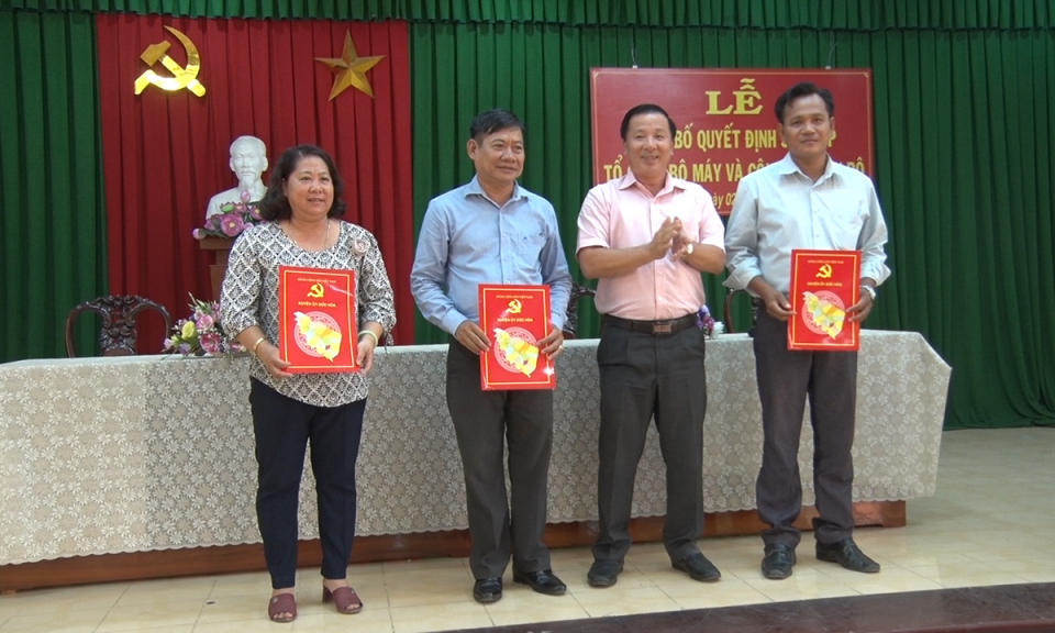 Đức H&ograve;a: C&ocirc;ng bố quyết định sắp xếp tổ chức bộ m&aacute;y v&agrave; c&ocirc;ng t&aacute;c c&aacute;n bộ