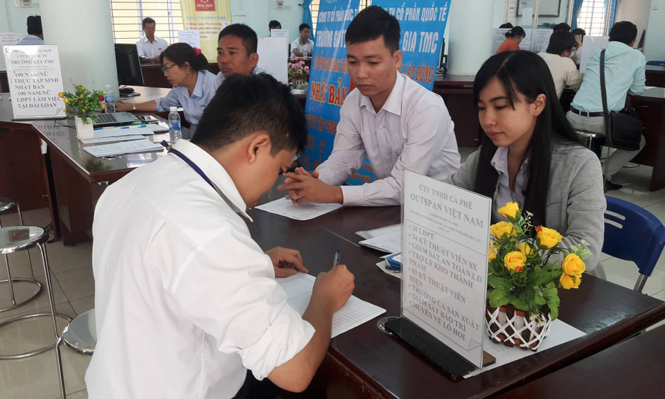 Bến Lức: Tiếp nhận gần 400 hồ sơ tại Phi&ecirc;n giao dịch việc l&agrave;m th&aacute;ng 5/2018