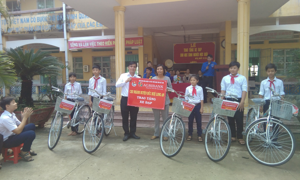 Agribank Chi nh&aacute;nh Đức Huệ tặng xe đạp cho học sinh ngh&egrave;o học giỏi