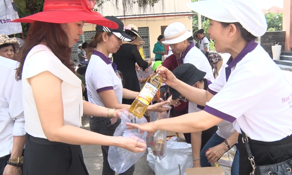 Đức H&ograve;a: Tặng 200 phần qu&agrave; cho người khiếm thị, t&agrave;n tật, hộ ngh&egrave;o