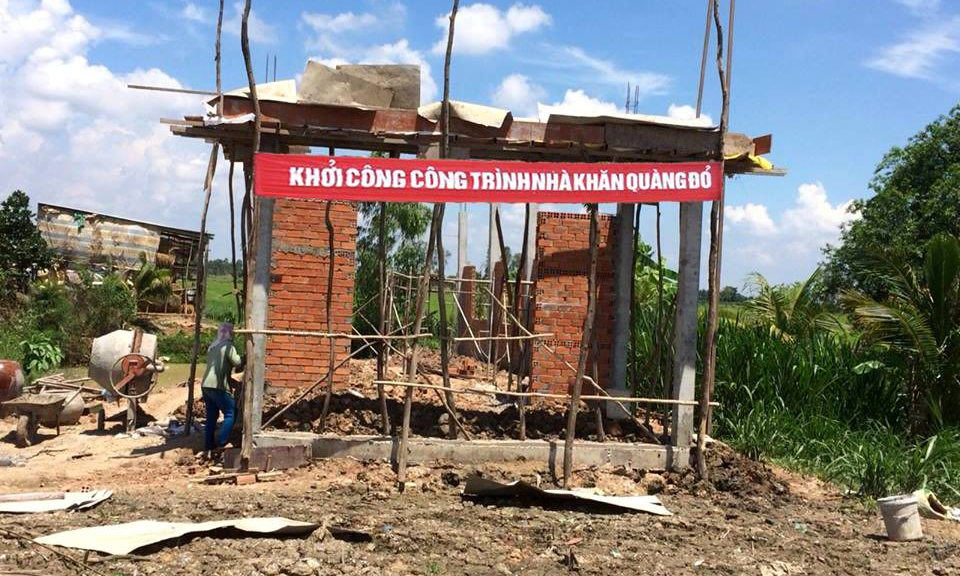 Trao tặng Ng&ocirc;i nh&agrave; Khăn qu&agrave;ng đỏ