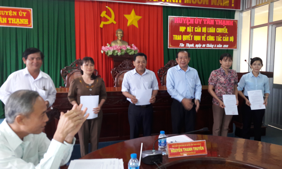 T&acirc;n Thạnh: Họp mặt c&aacute;n bộ lu&acirc;n chuyển v&agrave; trao quyết định về c&ocirc;ng t&aacute;c c&aacute;n bộ