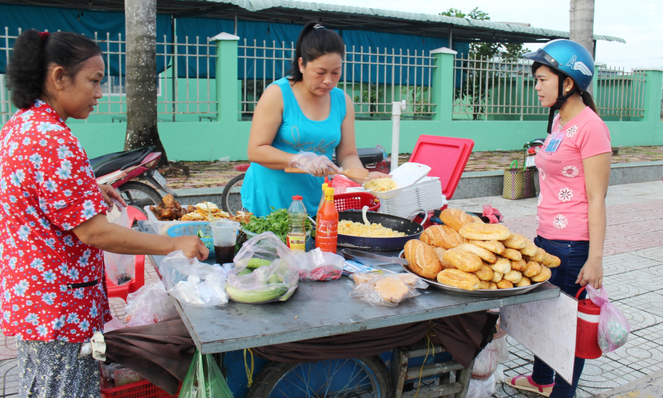 Cần Đước: Tăng cường đảm bảo an to&agrave;n thực phẩm đối với thức ăn đường phố