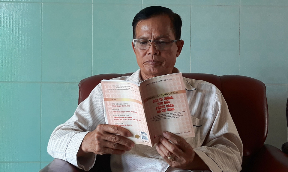 Người b&iacute; thư chi bộ ấp l&agrave;m theo lời B&aacute;c