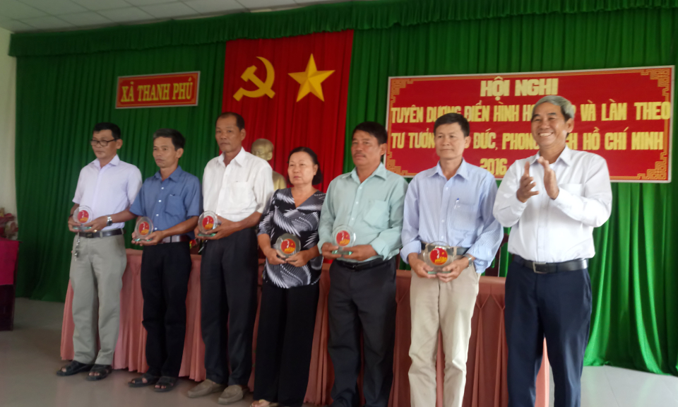 Bến Lức: Tuy&ecirc;n dương điển h&igrave;nh học tập v&agrave; l&agrave;m theo tư tưởng, đạo đức, phong c&aacute;ch HCM