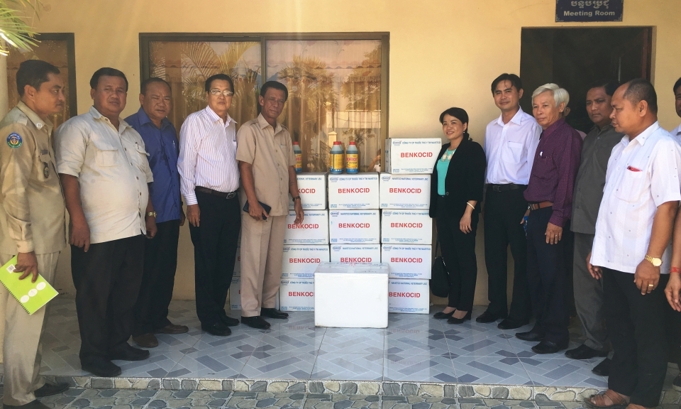 Hỗ trợ Vắc xin v&agrave; thuốc s&aacute;t tr&ugrave;ng chống dịch lở mồm long m&oacute;ng cho tỉnh Sv&acirc;y Ri&ecirc;ng