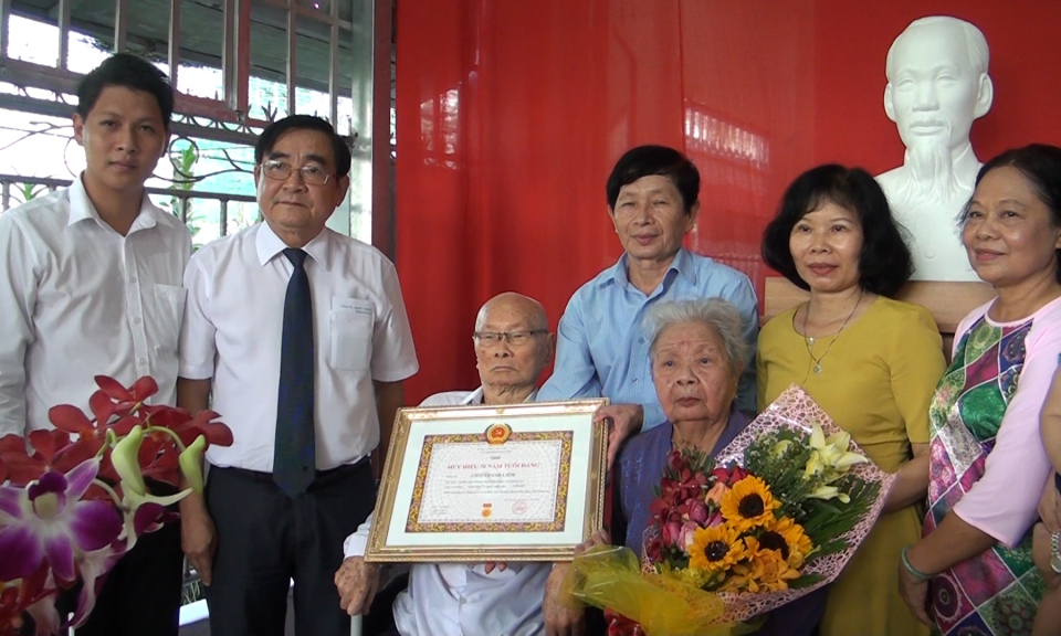 Ph&oacute; b&iacute; thư thường trực tỉnh uỷ trao huy hiệu 70 năm tuổi Đảng