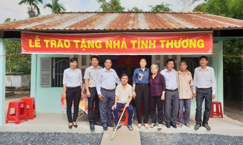 Đức H&ograve;a: Trao nh&agrave; t&igrave;nh thương cho hộ ngh&egrave;o