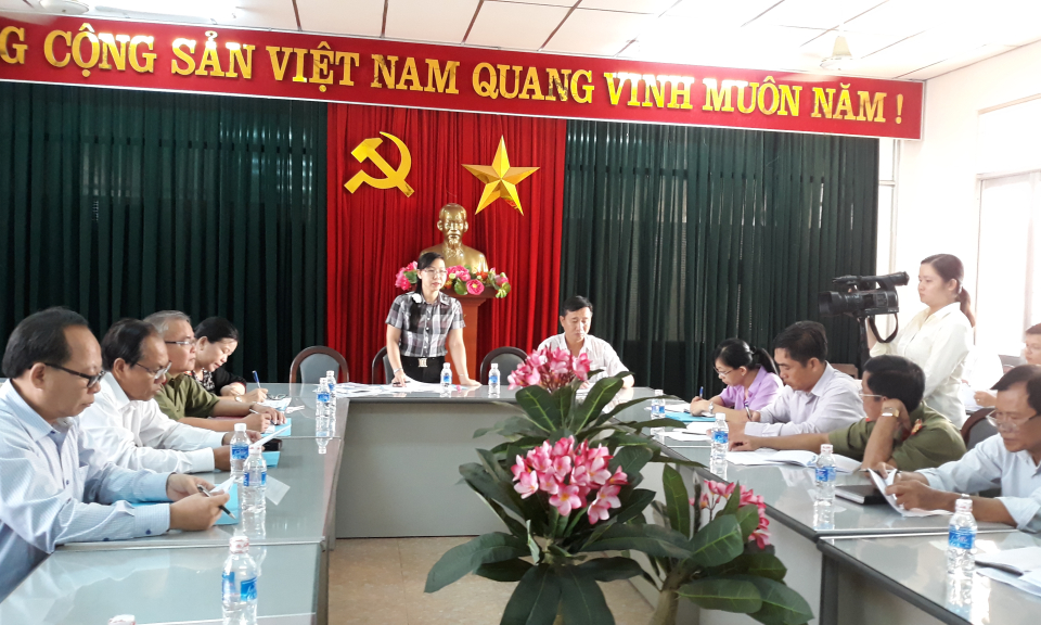 Đo&agrave;n kiểm tra Hội đồng phối hợp phổ biến gi&aacute;o dục ph&aacute;p luật (PBGDPL) tỉnh Long An l&agrave;m việc tại TP T&acirc;n An