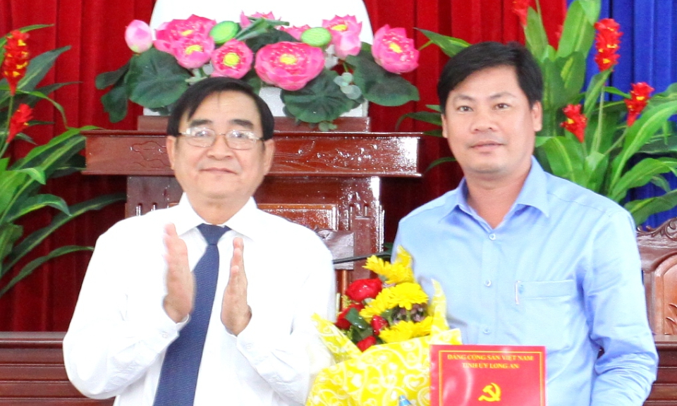 Tỉnh uỷ Long An trao Quyết định chuẩn y chức vụ Ph&oacute; b&iacute; thư Huyện ủy Cần Đước