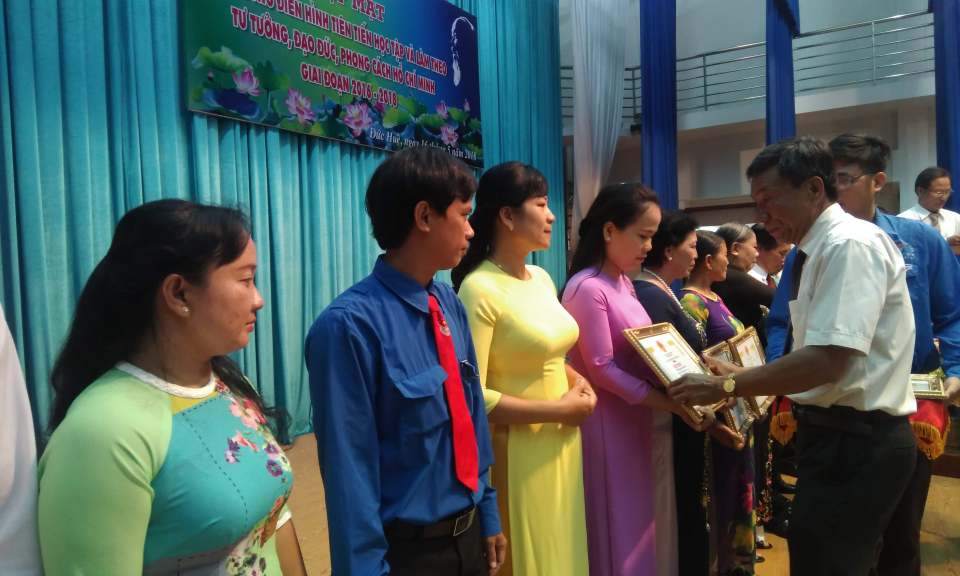 Họp mặt biểu dương điển h&igrave;nh ti&ecirc;n tiến l&agrave;m theo lời B&aacute;c