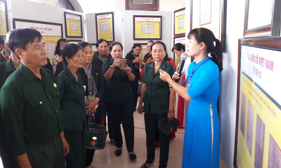 T&acirc;n Thạnh: Triển l&atilde;m bản đồ v&agrave; trưng b&agrave;y tư liệu Ho&agrave;ng Sa-Trường Sa