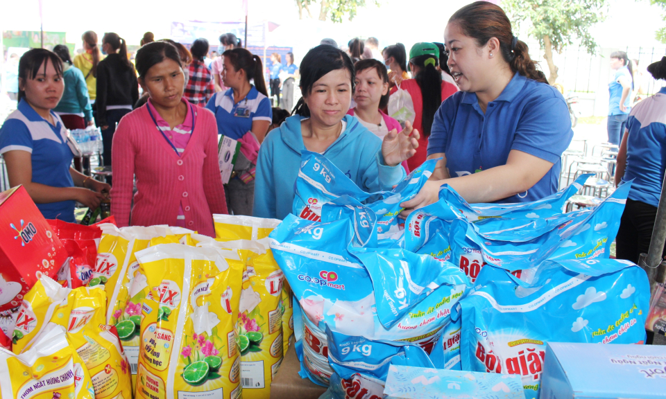 Cần Đước: Phi&ecirc;n chợ c&ocirc;ng nh&acirc;n tại khu c&ocirc;ng nghiệp Cầu Tr&agrave;m