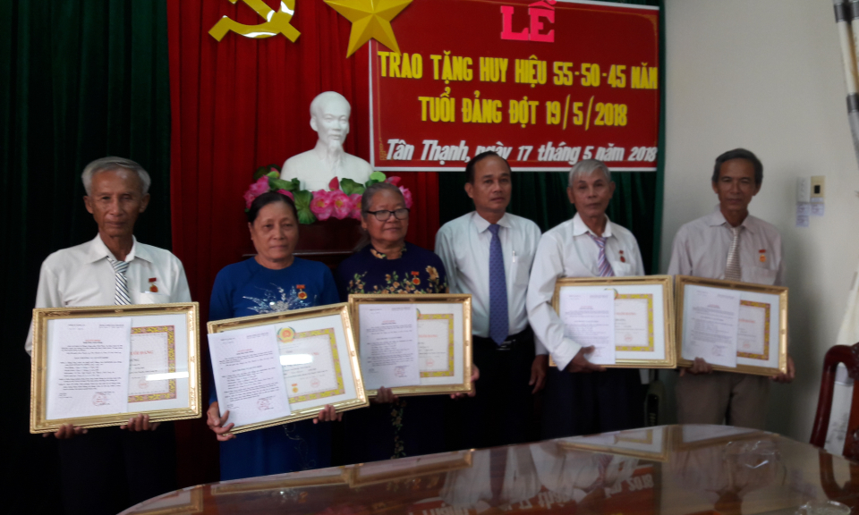 T&acirc;n Thạnh: Trao huy hiệu 40, 50, 55 tuổi Đảng đợt 19/5