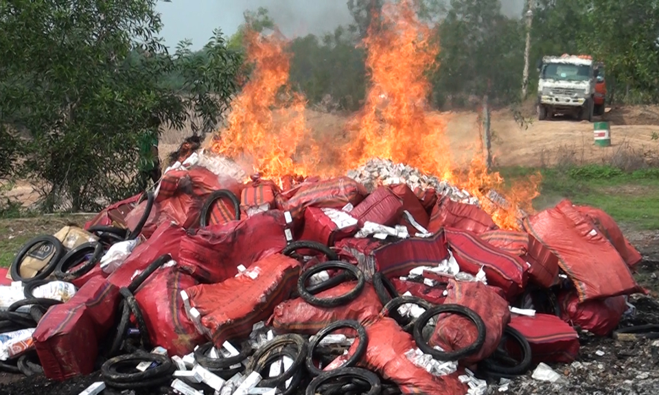 Đức Ho&agrave;: Ti&ecirc;u huỷ tr&ecirc;n 133.700 g&oacute;i thuốc l&aacute; ngoại nhập lậu