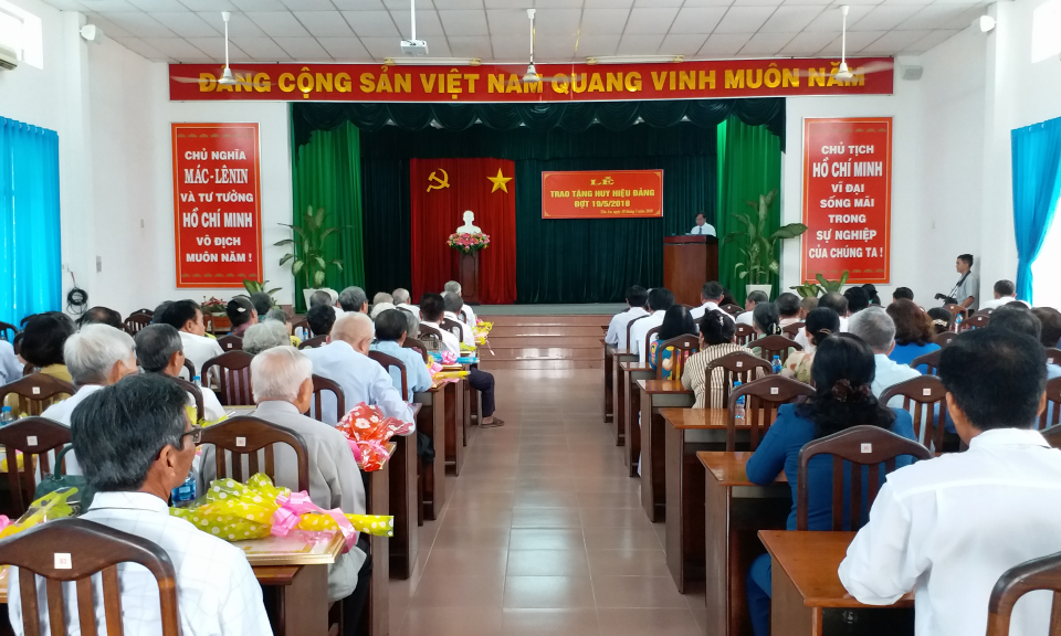 TP T&acirc;n An: Trao tặng huy hiệu cho đảng vi&ecirc;n cao ni&ecirc;n