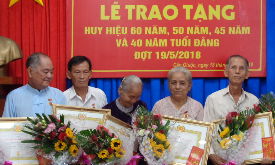 Đức Ho&agrave;, Cần Giuộc : Trao huy hiệu Đảng đợt 19/5