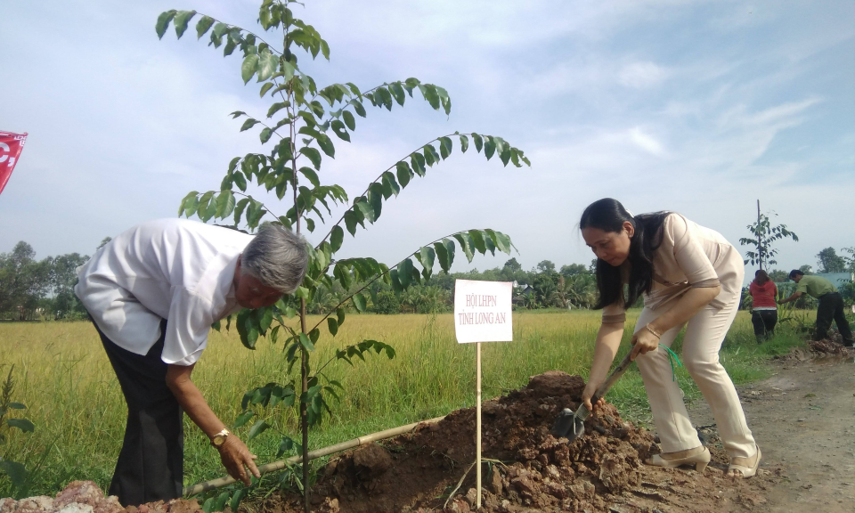 Đức Huệ: Lễ ph&aacute;t động &ldquo;Trồng c&acirc;y nhớ B&aacute;c&rdquo;