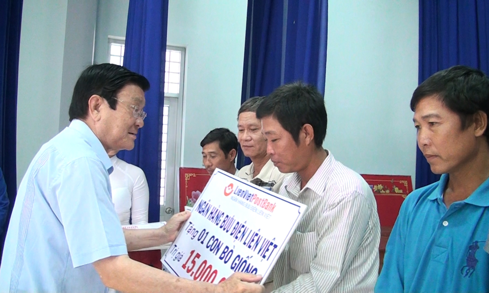 Nguy&ecirc;n chủ tịch nước Trương Tấn Sang trao tặng kinh ph&iacute; mua b&ograve; giống cho c&aacute;c hộ ngh&egrave;o