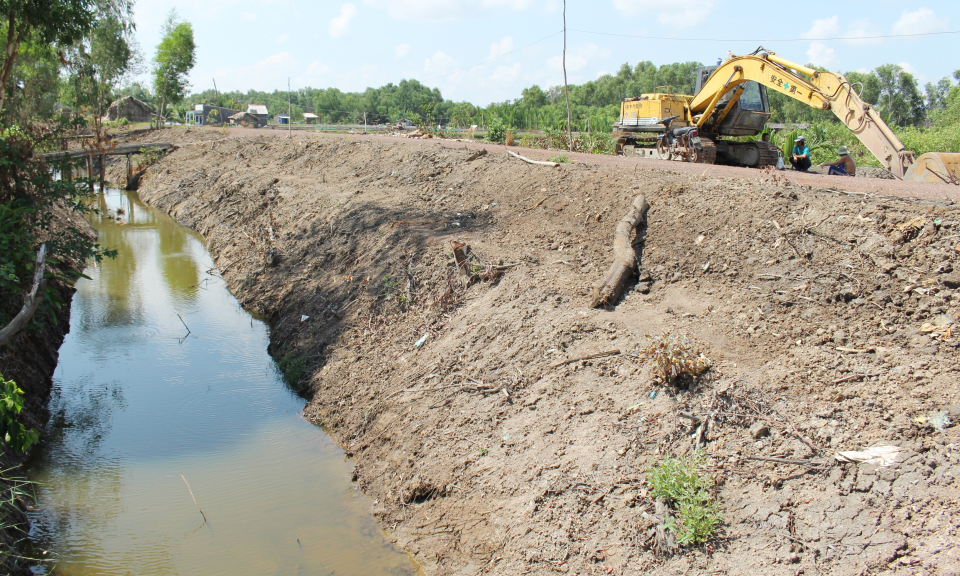 X&atilde; Long Hựu T&acirc;y, huyện Cần Đước tập trung nạo v&eacute;t k&ecirc;nh mương thủy lợi