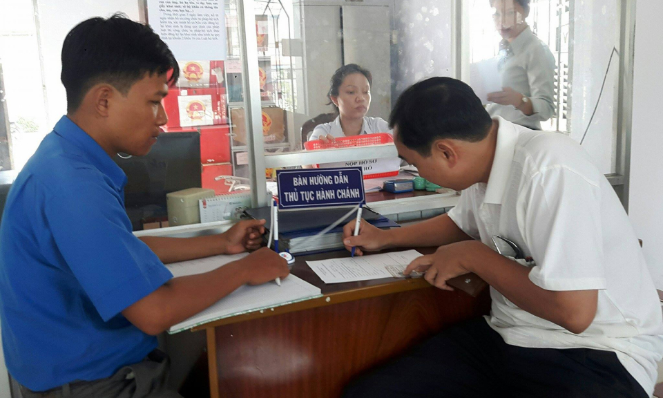 Bến Lức: Thanh ni&ecirc;n xung k&iacute;ch hỗ trợ người d&acirc;n thủ tục h&agrave;nh ch&iacute;nh