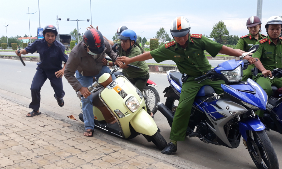 TP T&acirc;n An: Diễn tập m&ocirc; h&igrave;nh ph&ograve;ng, chống tội phạm năm 2018