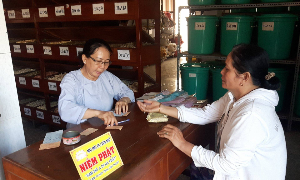 Bến Lức: Hội Đ&ocirc;ng y kh&aacute;m bệnh, bốc thuốc miễn ph&iacute; cho hộ ngh&egrave;o, kh&oacute; khăn