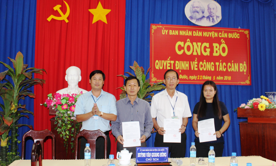 Cần Đước: Trao quyết định về c&ocirc;ng t&aacute;c c&aacute;n bộ