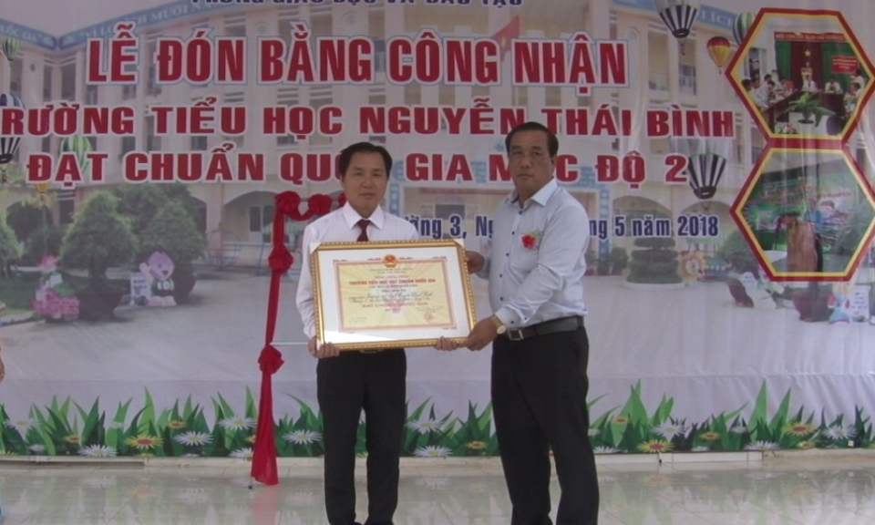 Trường TH Nguyễn Th&aacute;i B&igrave;nh (TX Kiến Tường) đ&oacute;n nhận Bằng c&ocirc;ng nhận đạt chuẩn QG mức độ 2
