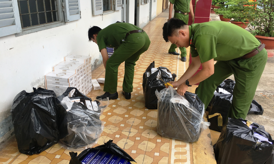 TX Kiến Tường: Bắt giữ xe kh&aacute;ch vận chuyển gần 4.000 g&oacute;i thuốc l&aacute; ngoại nhập lậu