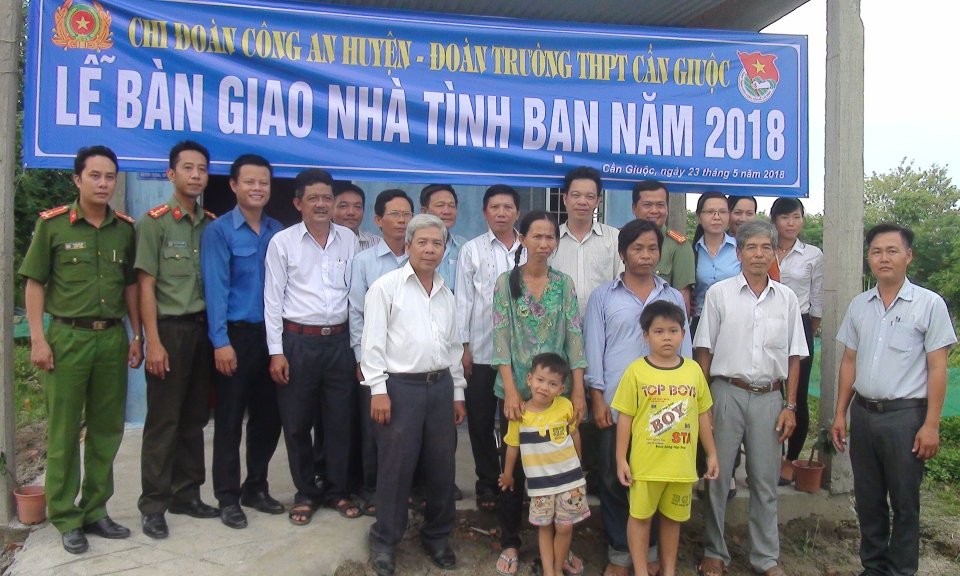 Cần Giuộc: Trao nh&agrave; t&igrave;nh bạn tại x&atilde; Đ&ocirc;ng Thạnh