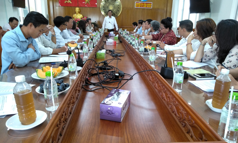 L&atilde;nh đạo huyện Cần Giuộc l&agrave;m việc với c&aacute;c doanh nghiệp, HTX
