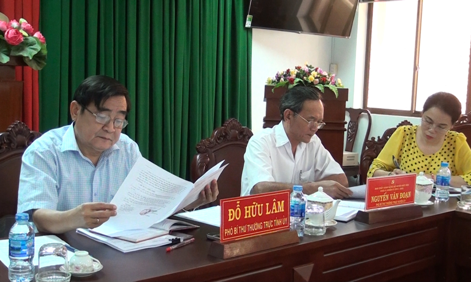 PBT Đỗ Hữu L&acirc;m l&agrave;m việc tại Đức Ho&agrave; về thực hiện quy chế d&acirc;n chủ ở cơ sở v&agrave; phong tr&agrave;o thi đua &ldquo;D&acirc;n vận kh&eacute;o&rdquo;