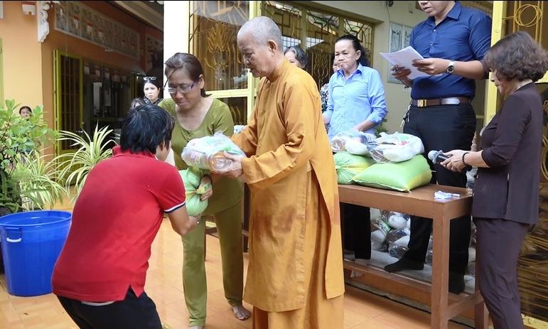 TX Kiến Tường: Tịnh x&aacute; Ngọc Th&aacute;p trao tặng 165 phần qu&agrave; cho người ngh&egrave;o