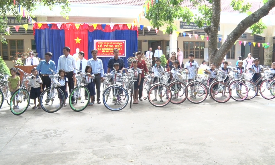 Đức Ho&agrave;: Trao tặng xe đạp cho học sinh ngh&egrave;o hiếu học