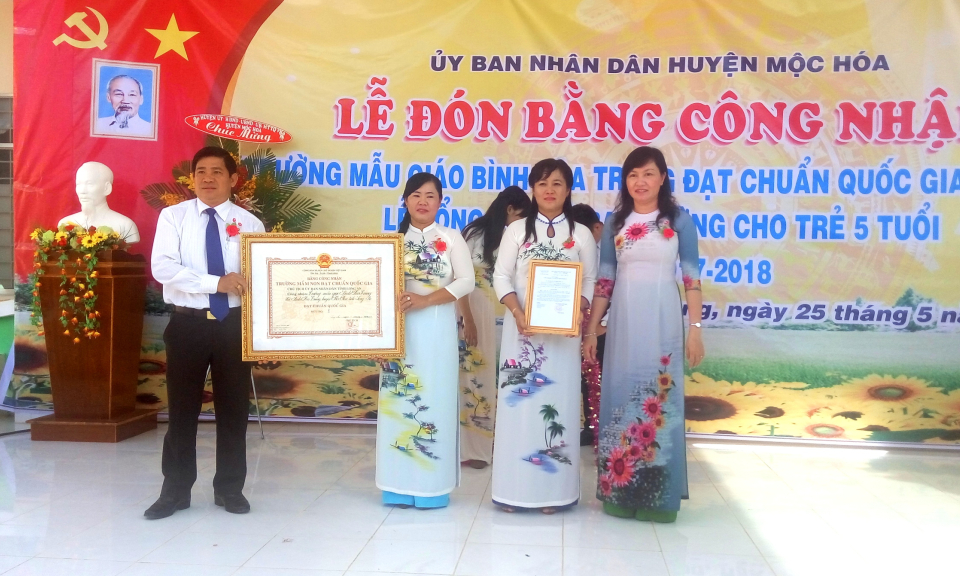 Trường Mẫu gi&aacute;o B&igrave;nh H&ograve;a Trung đ&oacute;n bằng bằng c&ocirc;ng nhận trường đạt chuẩn quốc gia mức độ 1