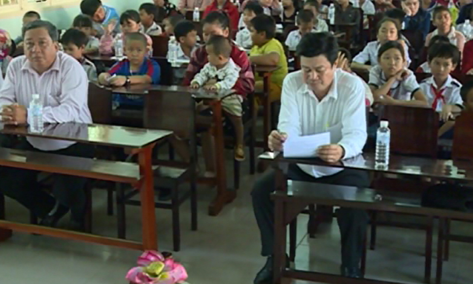 Huyện Ch&acirc;u Th&agrave;nh trao học bổng cho học sinh ngh&egrave;o c&oacute; ho&agrave;n cảnh đặc biệt kh&oacute; khăn.