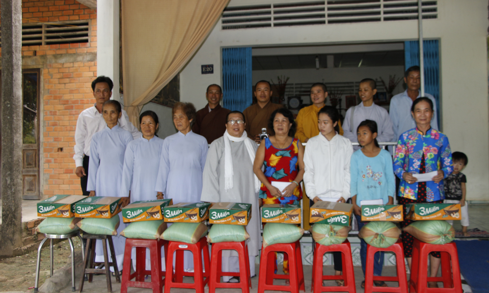 Thủ Thừa: Thăm đồng b&agrave;o d&acirc;n tộc Khơme nh&acirc;n Đại lễ Phật Đản