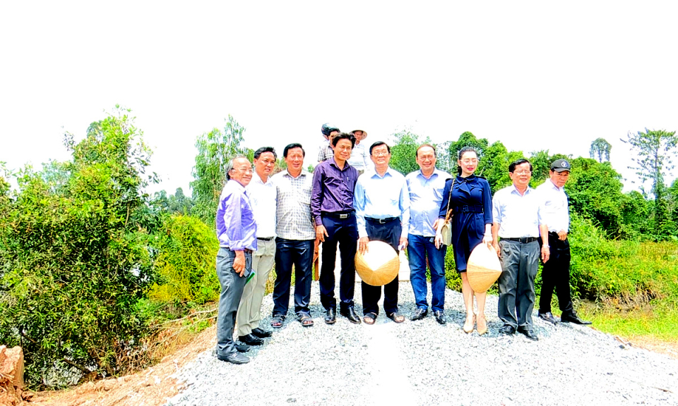 Nguy&ecirc;n Chủ tịch nước Trương Tấn Sang khảo s&aacute;t x&acirc;y dựng cầu giao th&ocirc;ng n&ocirc;ng th&ocirc;n